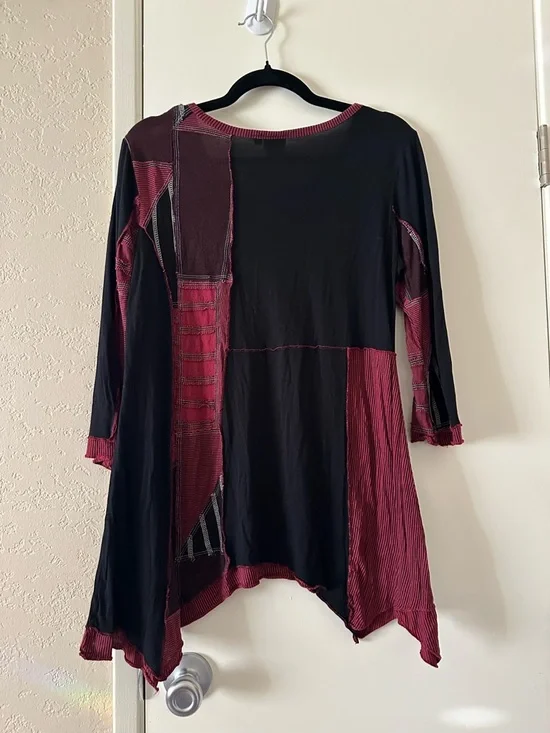 Parsley & Sage Tunic Top Size Medium Black and Burgundy Asymmetrical Hem - Picture 3 of 7